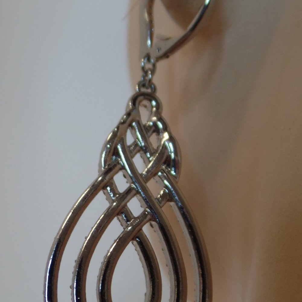 Sparkling Silvertone Chandelier Leverback Earrings Brand New On Card (Bee Logo) - Picture 5 of 10